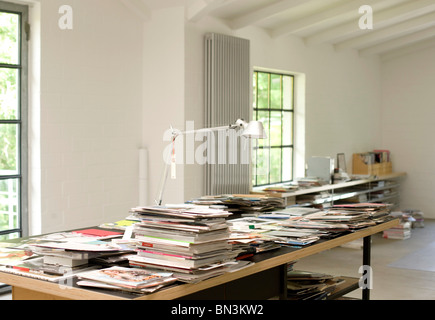 Stapel von Zeitschriften und Büchern auf einem Tisch Stockfoto