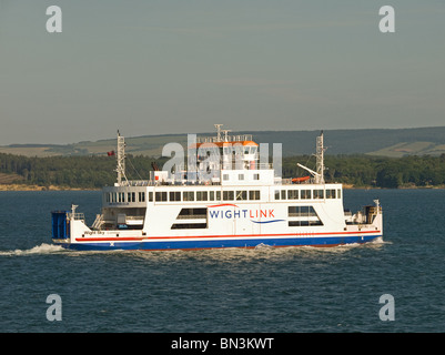 Wightlink Autofähre Wight Himmel in Richtung Yarmouth Isle Of Wight Hampshire England UK mit der Isle Of Wight im Hintergrund Stockfoto