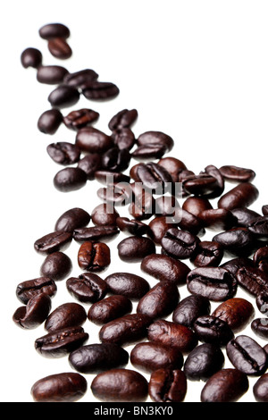Kaffeebohnen isoliert auf weißem Hintergrund Stockfoto