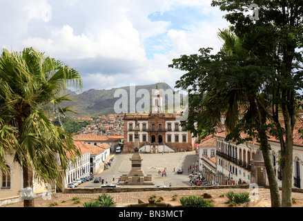 Blick auf einen Platz in Ouro Preto, Minas Gerais, Brasilien, erhöhten Blick