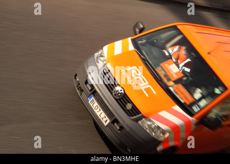 RAC Rettung van Bergefahrzeug mit Geschwindigkeit mit Motion blur Stockfoto