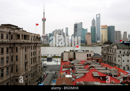 Jin Mao Tower, Shanghai World Financial Center, Oriental Pearl Tower und Huangpu-Fluss, Shanghai, China, Asien Stockfoto