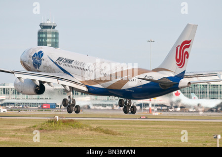 Ein Air China Airbus A330-200 Landung in Vancouver International Airport (YVR). Stockfoto