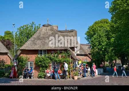 Gruppe von Personen vor einem friesische Haus Nieblum, Föhr, Schleswig-Holstein, Deutschland Stockfoto