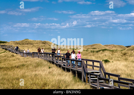 Touristen auf einem Holzsteg in den Dünen von Wenningstedt-Braderup, Sylt, Deutschland Stockfoto