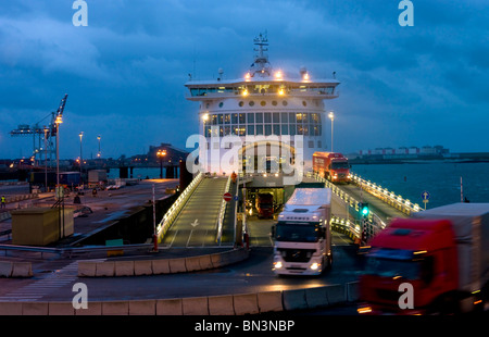 Autofähre im Hafen von Dünkirchen, Nord-Pas-de-Calais, Frankreich Stockfoto