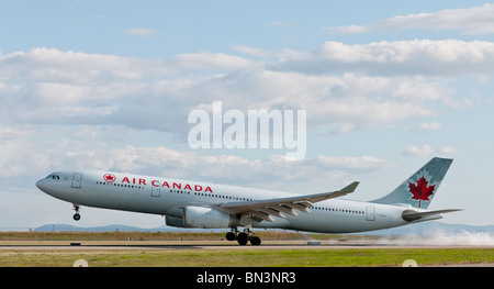 Ein Air Canada Airbus A330-300 Landung in Vancouver International Airport (YVR). Stockfoto