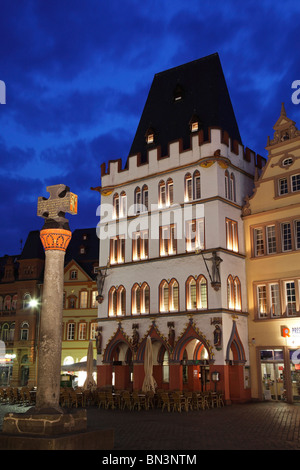 Hauptmarkt mit Steipe und Market cross, Trier, Rheinland-Pfalz, Deutschland, Europa Stockfoto