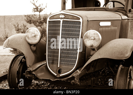 Alte Vintage rostigen internationale Fahrzeugfront mit Scheinwerfern und strukturierte grill Stockfoto