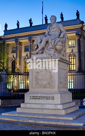 Denkmal des Alexander von Humboldt vor der Humboldt-Universität, Berlin, Deutschland, niedrigen Winkel Ansicht Stockfoto