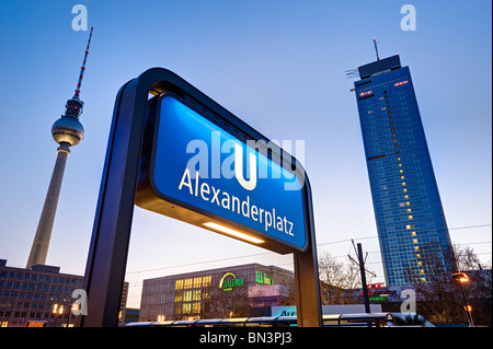 U-Bahn zu signieren, Alexanderplatz, Berlin, Deutschland, niedrigen Winkel Ansicht Stockfoto
