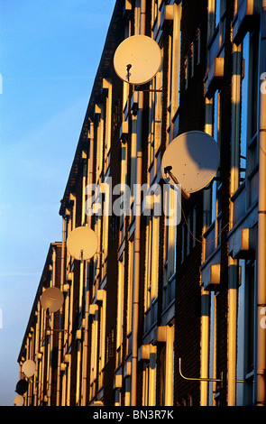 Niedrigen Winkel Ansicht von Parabolantennen auf Gebäude Stockfoto