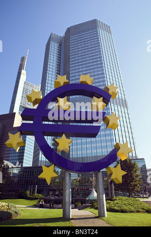 Euro unterzeichnen vor Wolkenkratzer Stockfoto