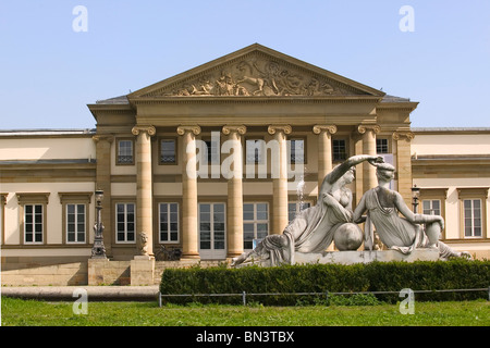 Statuen vor Gebäude Stockfoto