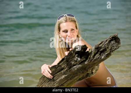 Blonde Frau Sommersonne am See genießen Stockfoto