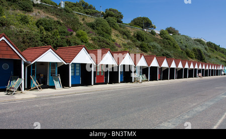 Kommunale Strandhütten, Strand von Bournemouth, Dorset an der englischen Südküste im Sommer. Stockfoto
