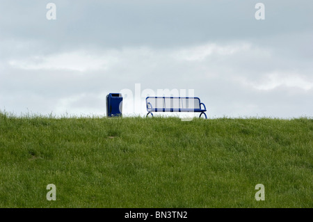 Bank und Mülleimer im park Stockfoto