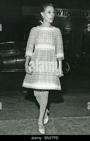 VERONIQUE PASSANI - Frau des Schauspielers Gregory Peck - Courreges Kleid über 1965 Stockfoto