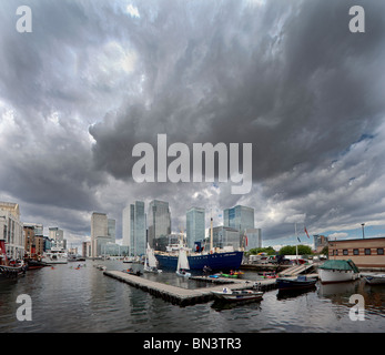 Stürmischen Wolken über verschiedene Hauptsitz der Bank in Canary Wharf, dem neuen Finanzzentrum in der Londoner Docklands Stockfoto