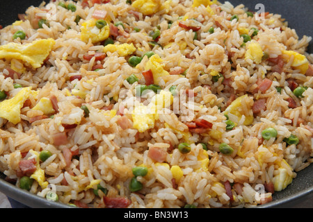 Pfanne voll mit gebratenem Reis aus der Nähe Stockfoto