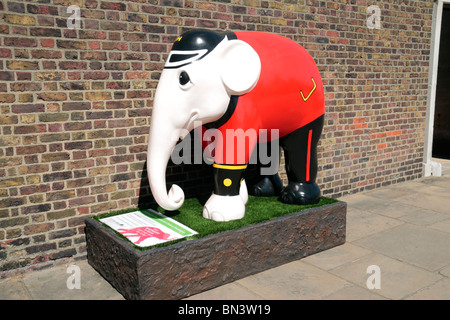 Ein Elephanten-Modell in den Farben des Chelsea Pensionär (Bestandteil der Elephant Parade-Serie), Royal Hospital, Chelsea, London UK Stockfoto