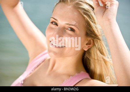 Porträt der blonden Frau Sommersonne am Meer genießen Stockfoto