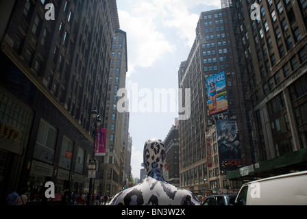 Eine Schaufensterpuppe in Sidewalk Catwalk trägt eine Outfit von Designerin Diane Von Furstenberg am Broadway in den Fashion District in New York Stockfoto