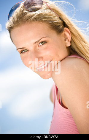 Blonde Frau Sommersonne mit Sonnenbrille am Meer genießen Stockfoto