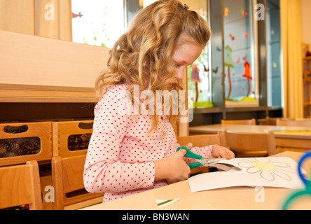 Junges Mädchen mit einer Schere schneiden Papier, niedrigen Winkel Ansicht Stockfoto