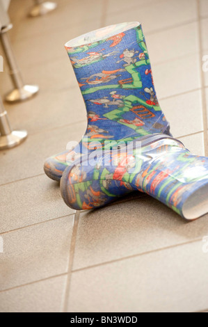 Paar Gummi Stiefel auf einen Fliesenboden Stockfoto