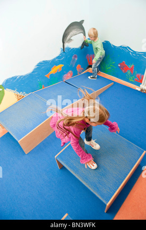 Kinder springen über Boxen, erhöht, Ansicht Stockfoto