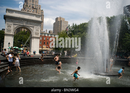 Kinder und Erwachsene erfrischen Sie sich in dem renovierten Brunnen im Washington Square Park in Greenwich Village in New York Stockfoto