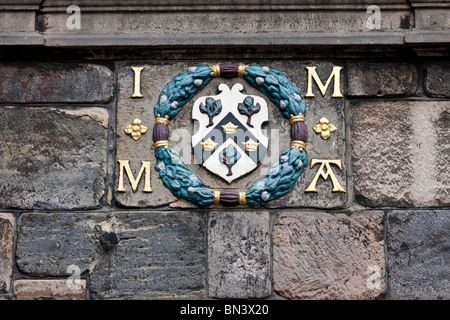 Wappen über dem Eingang zum John Knox House auf der Royal Mile, Edinburgh. Stockfoto