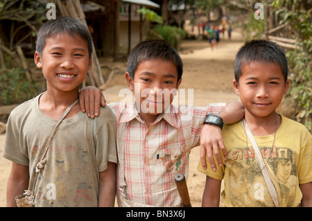 Ethnische tribale jungen posieren mit ihren Macheten in einem Dorf im nördlichen Laos Stockfoto