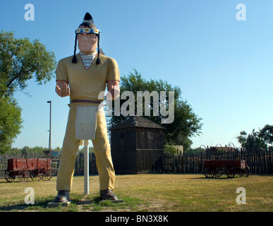 Die Statue des Muffler man Native American steht vor dem Fort Cody Trading Post in North Platte, Nebraska, einem klassischen Wahrzeichen der Americana. Stockfoto