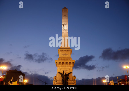 Obelisk auf der Platz Praça Dos Restauradores in Lissabon bei Nacht, Portugal, Europa Stockfoto