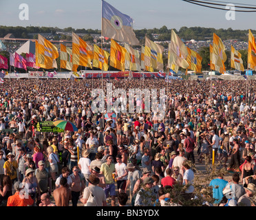 Ein Meer von Menschen und Fahnen auf dem Glastonbury Festival in England Stockfoto