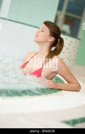 Schwimmbad - schöne Frau mit Bikini, entspannen Sie im Schaumbad Stockfoto
