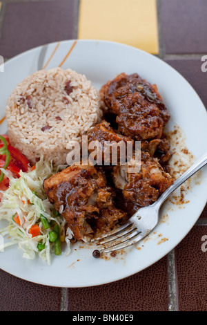 Traditionelles Gericht serviert Da Village Cafe in Port Antonio, Jamaika. Gebratenes Huhn mit einer speziellen Sauce. Stockfoto