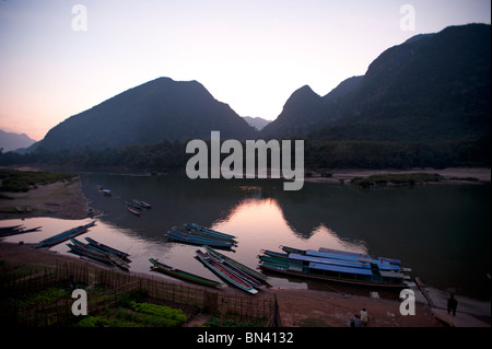 Sonnenuntergang am Fluss Nam Ou in Muang Ngoi in Nordlaos Stockfoto