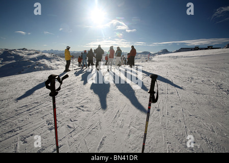 Teilnehmer an einem Skikurs Startstelle, Österreich Stockfoto