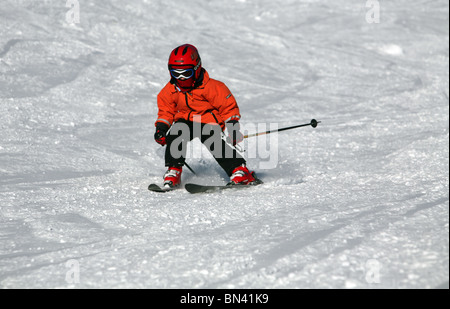 Kind Skifahren einen Hang hinunter, Startstelle, Österreich Stockfoto