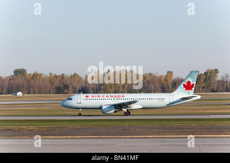 Air Canada-Airbus A320-211 Flugzeug auf dem Rollfeld. Stockfoto