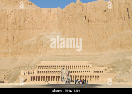 LUXOR, ÄGYPTEN. Die Leichenhalle Tempel der Königin Hatshepsut am Westufer des Nils. 2009. Stockfoto