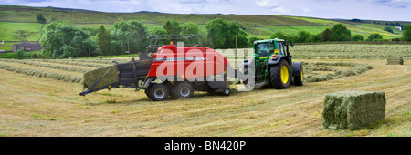 Arbeiten-Traktor im Bereich Herstellung von Grasschnitt Ballen / Heu Stockfoto