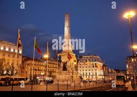 Obelisk auf der Platz Praça Dos Restauradores in Lissabon bei Nacht, Portugal, Europa Stockfoto
