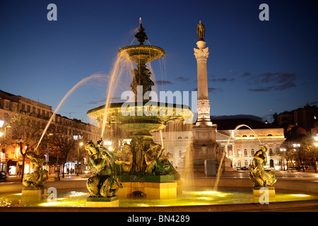 Brunnen und Statue des Königs D. Pedro IV auf dem Platz Praça de Dom Pedro IV oder Rossio in Lissabon, Portugal, Europa Stockfoto