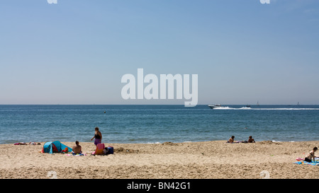 Luxus-Boot Strand Bournemouth, Dorset an der englischen Südküste im Sommer. Stockfoto