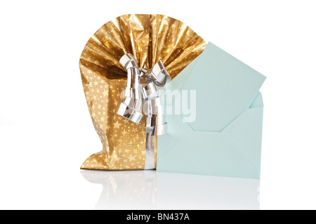 goldenen Geschenkbox mit Silberband und grünen Buchstaben isoliert auf weißem Hintergrund mit Beschneidungspfad Stockfoto