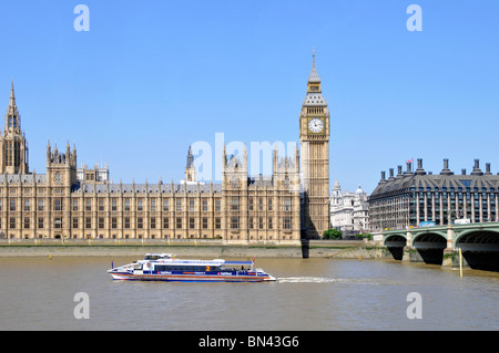 Big Ben Elizabeth Uhrenturm & Houses of Parliament Flussufer modernes Portcullis House Thames Clipper Katamaran & Westminster Bridge London England Stockfoto